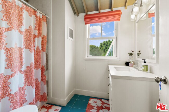 Building Photo - 942 Superba Ave