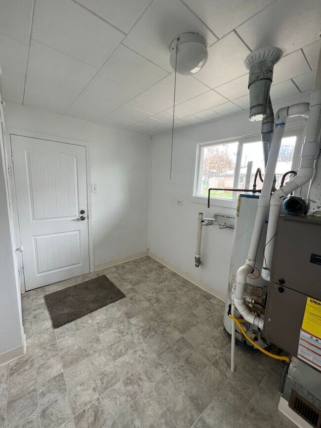 Building Photo - 3 bedroom 1 bath