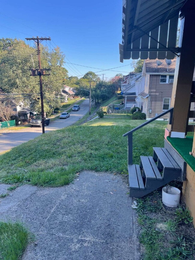 Building Photo - 3 bedroom in quiet part of Clairton Move in Special 50% off 1st months rent!!