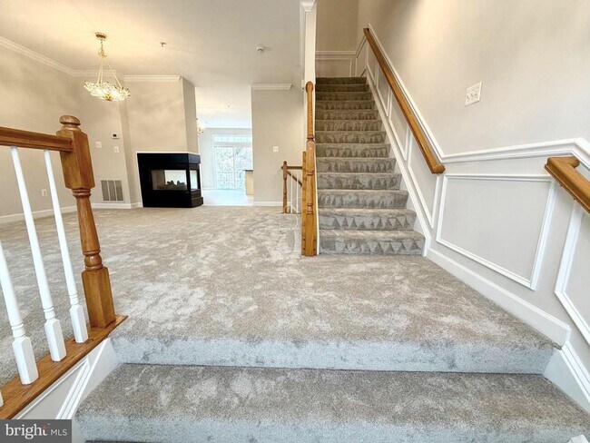 Building Photo - 300 Garden View Square