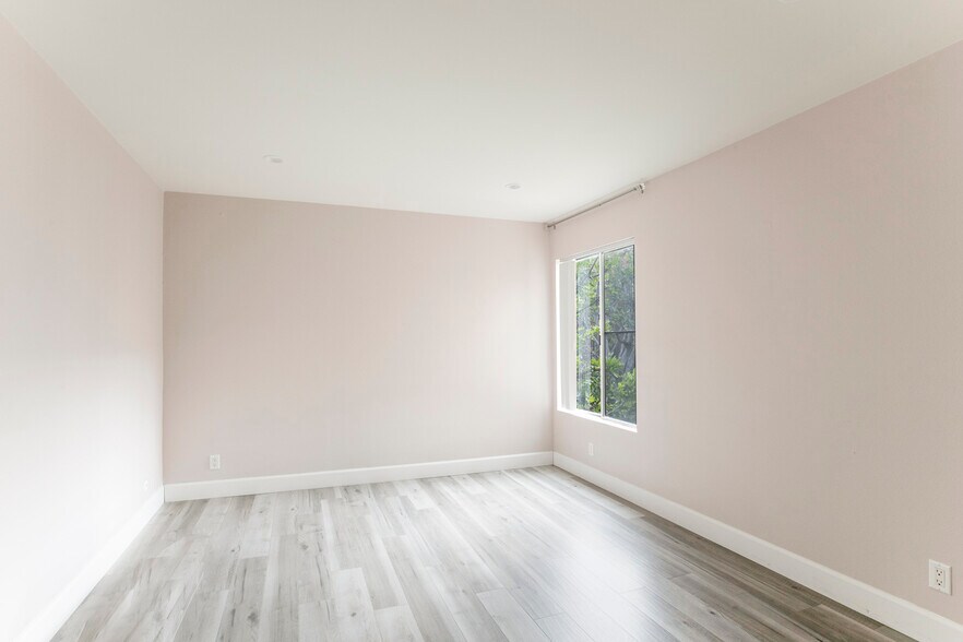 Building Photo - 365 Burchett St