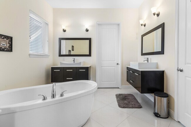 Building Photo - 1500 NE 4th Ct