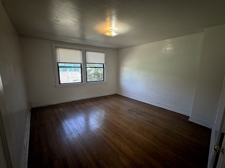 Building Photo - 1927 Murray Ave