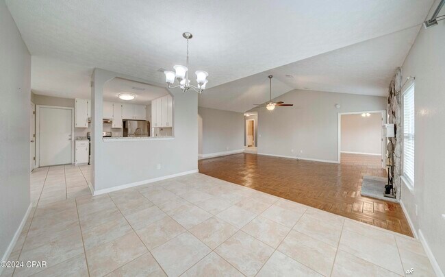 Building Photo - 305 S Star Ave