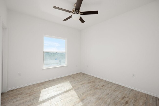 Building Photo - 2328 S Vly Cir