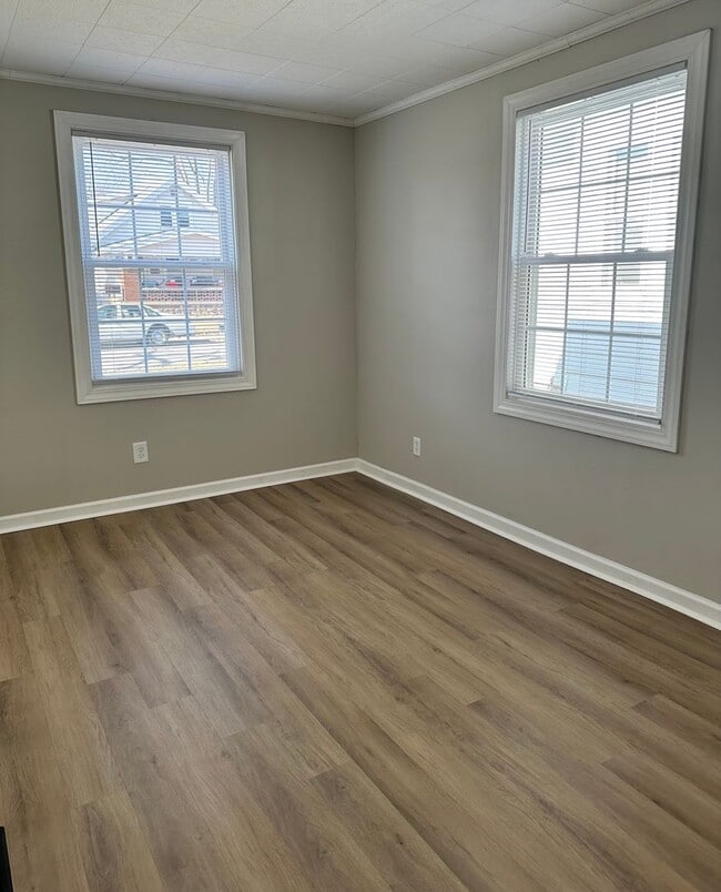 Building Photo - Renovated 3-Bedroom Gem within walking dis...