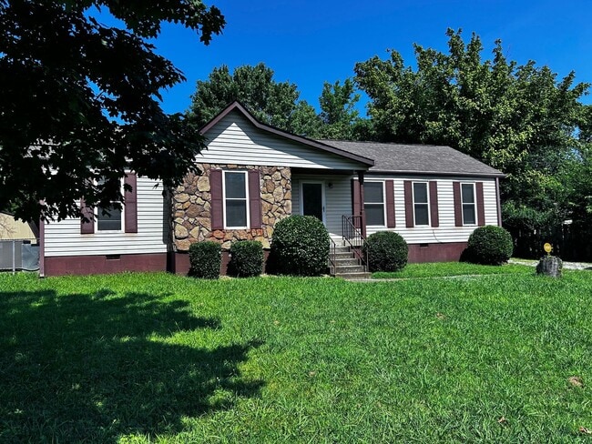 Building Photo - Large three bedroom, one and a half bath t...