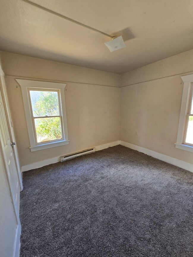 Building Photo - Central Spokane 4 BR/ 1 BA Home