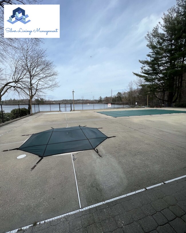Building Photo - Massive lake front condo with tons of amen...