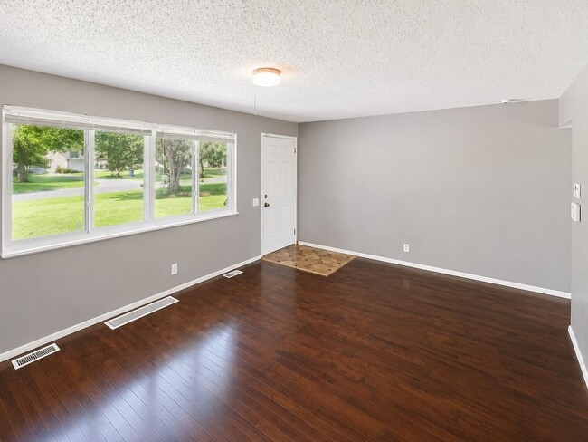 Building Photo - Your next home is waiting! Check out this inviting 3-bedroom