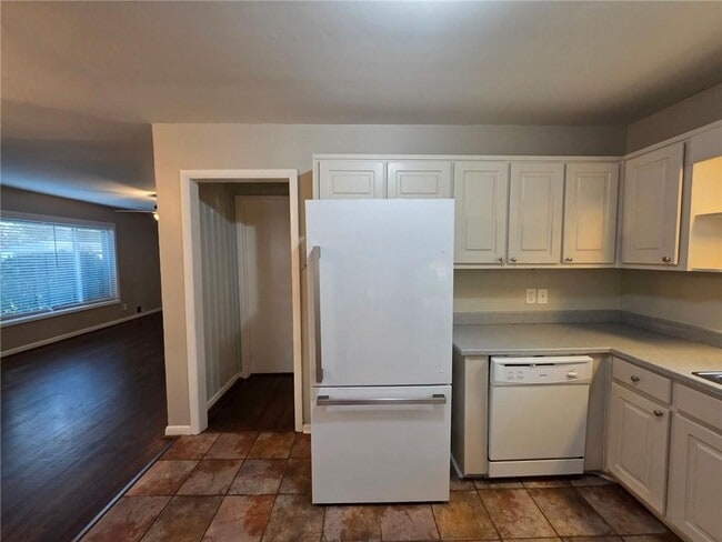 Building Photo - 652 Forest Ridge Dr SE