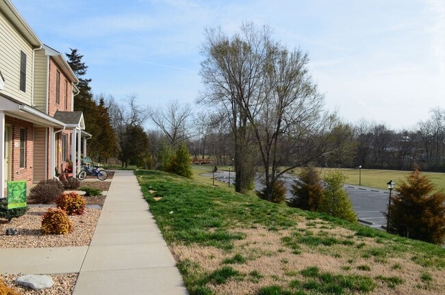 Building Photo - Charming Townhome in Prime Broadway Location – Steps from Parks & Outdoor Amenities!