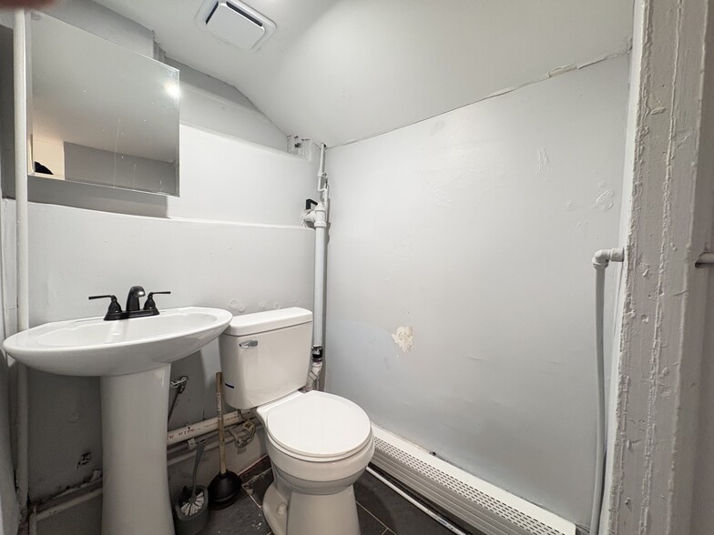 Building Photo - 563 Avenue A