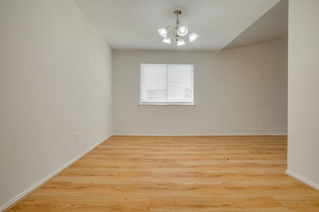 Building Photo - 9805 Briar Ridge Dr