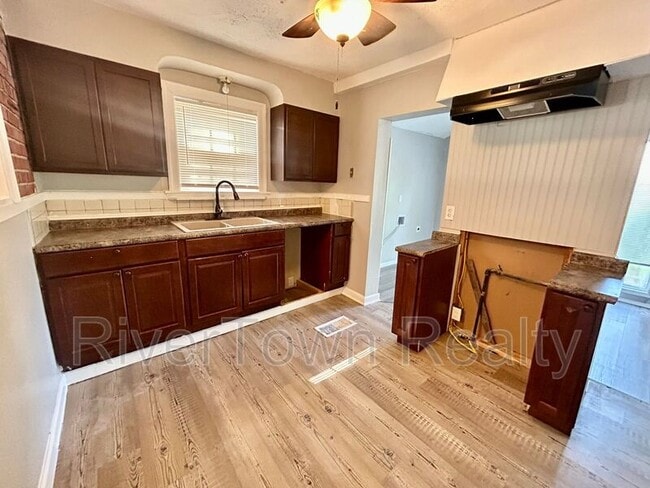 Building Photo - 2407 Larose Ave