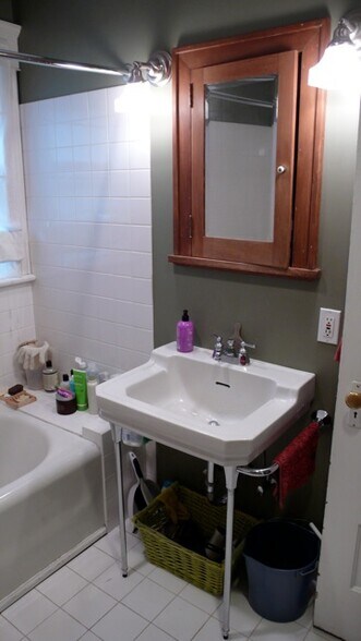 Building Photo - 1610 24th Ave