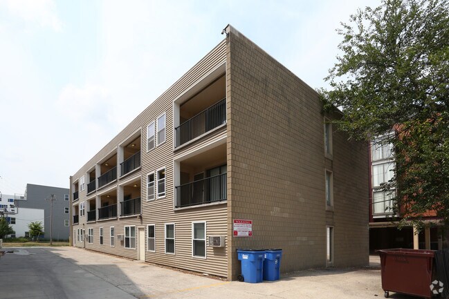 Building Photo - 706 S Locust St