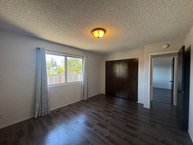 Building Photo - BRIGHT CORNER HOME WITH SPACIOUS BACKYARD ...