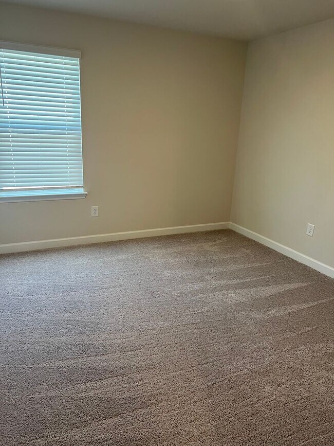 Building Photo - BEAUTIFUL 4 bedroom / 3 bath home located off Water Tower Road!