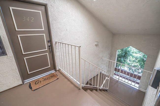 Building Photo - 3 Bedroom Townhome for Rent in Canyon Coun...