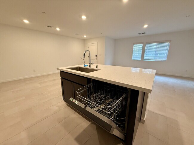 Building Photo - 3 BED 2.5 BATH 2 BALCONY 2 CAR GARAGE TOWNHOUSE IN HENDERSON FOR RENT!!