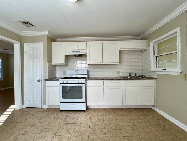 Building Photo - Charming & Fully Remodeled 2-Bedroom Home ...