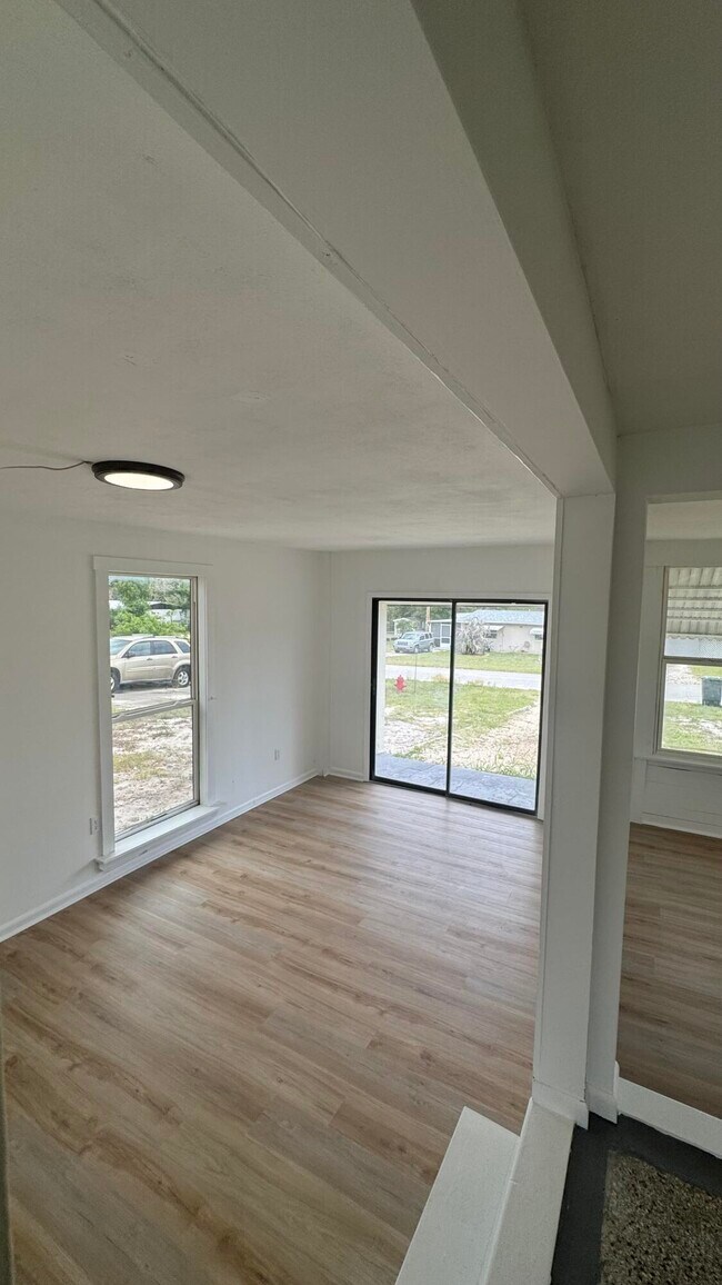 Building Photo - 161 6th Ct SW