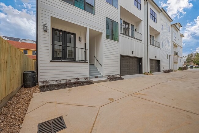 Building Photo - 1222 W 24th St