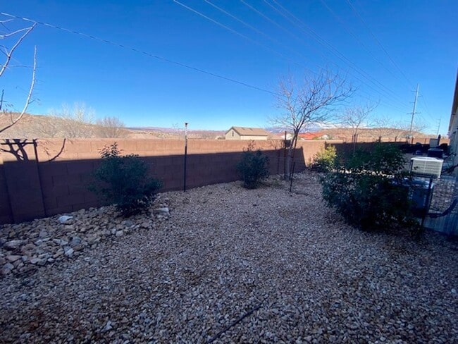 Building Photo - SPACIOUS TOWNHOME FOR RENT!