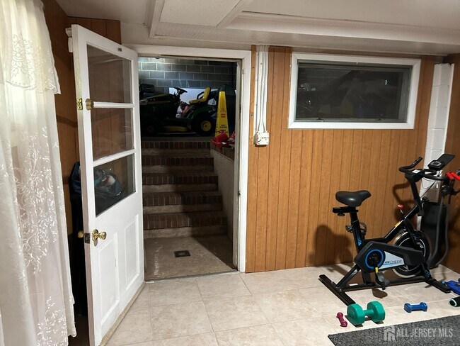 Building Photo - 1471 Thomas Ave