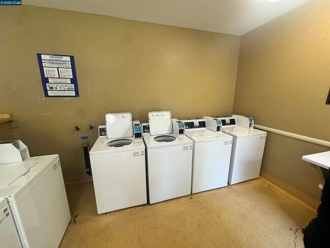 Building Photo - 1085 Murrieta Blvd