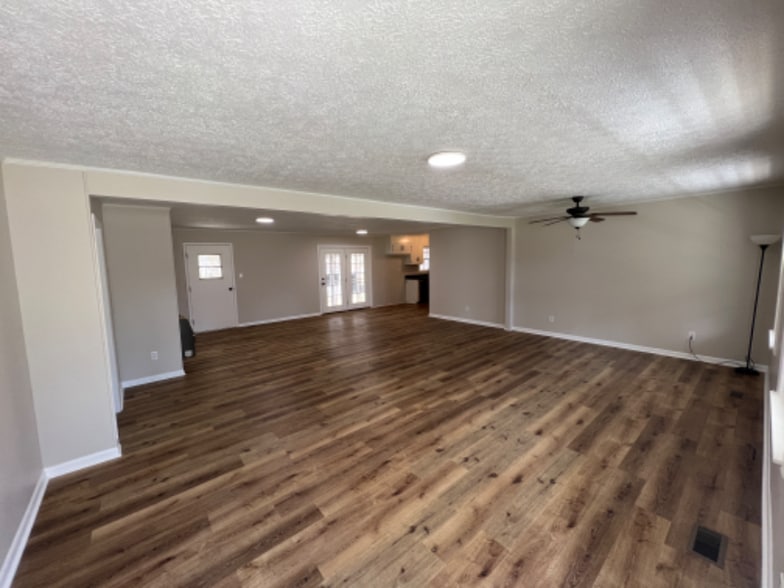 Building Photo - 2840 Shady Ln W