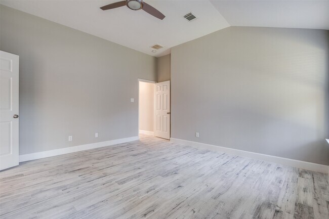 Building Photo - 3331 Hemingway Dr