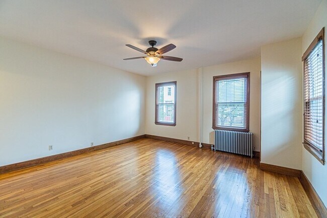 Building Photo - 147 River St