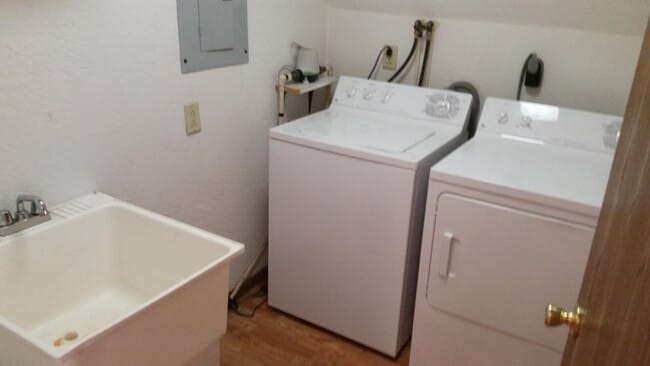 Building Photo - 142 Homestead Ln