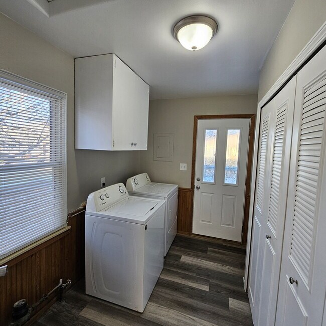 Building Photo - 3 Bedroom, 1 Bath Ranch w/ Fresh Updates Throughout. Spacious Living Room w/ New Laminate Floorin...