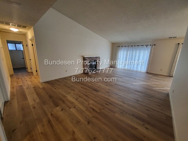 Building Photo - Spacious 3 bedroom, 2 bath~3316 Hoen Avenu...