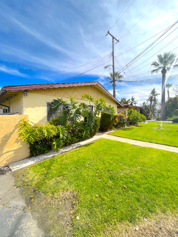 Building Photo - 831 S Oaks Ave