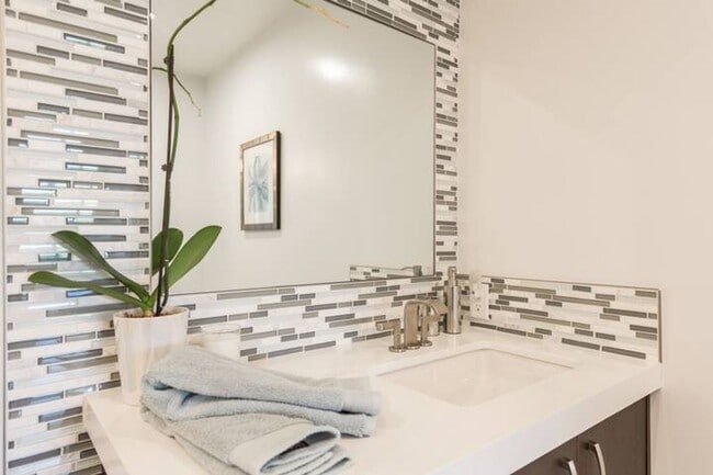 Building Photo - Remodeled 2 Bed / 2 Bath Condo – Valley Vi...