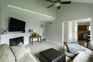 Building Photo - 67 Groton Dr