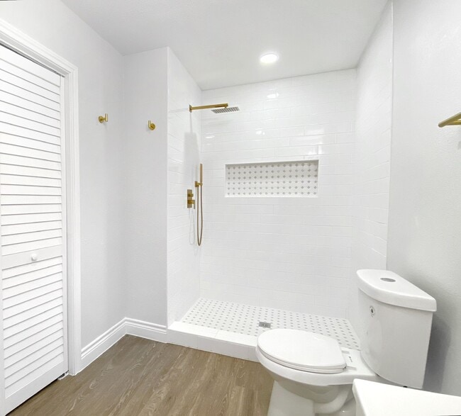 Building Photo - 810 Avenue D