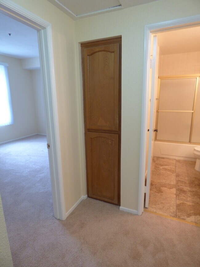 Building Photo - Spacious 2 Bedroom 2 Bath Condo in Bankers...