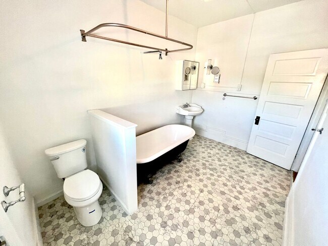 Building Photo - Vintage Upstairs Midtown Apartment