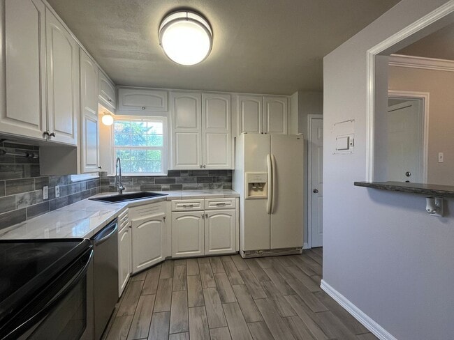 Building Photo - UPDATED CENTRAL CITY HOME