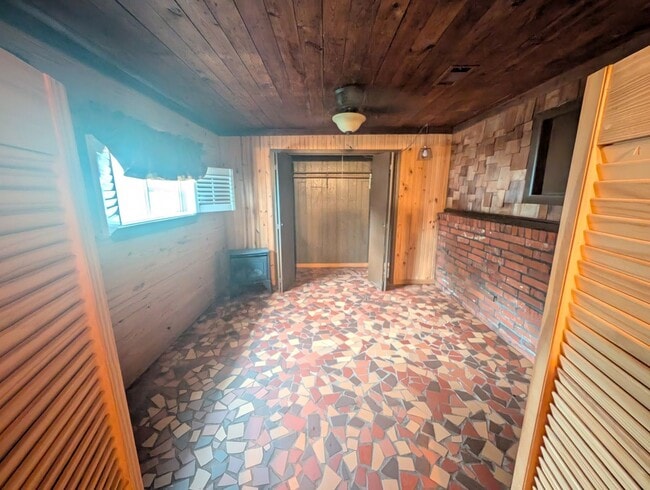 Building Photo - Charming Raindrop Hill Farmhouse on Gibson Lane - All Utilities Included