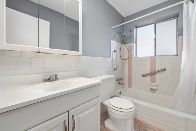 Building Photo - 2 Bedroom, 1 Bath Apartment