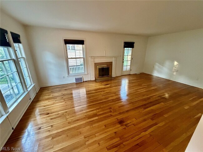 Building Photo - 1561 Maywood Rd