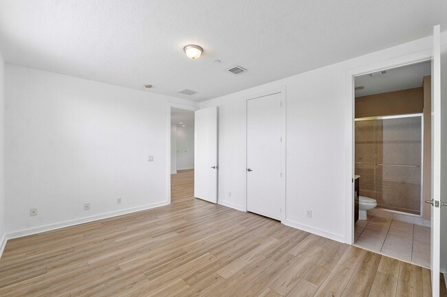 Building Photo - LARGE 3-bed, 3-bath townhome with 2-car ga...