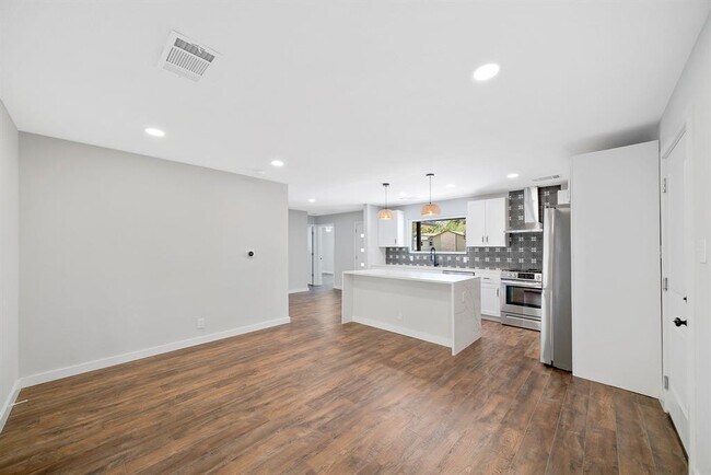 Building Photo - 6810 Bryn Mawr Dr