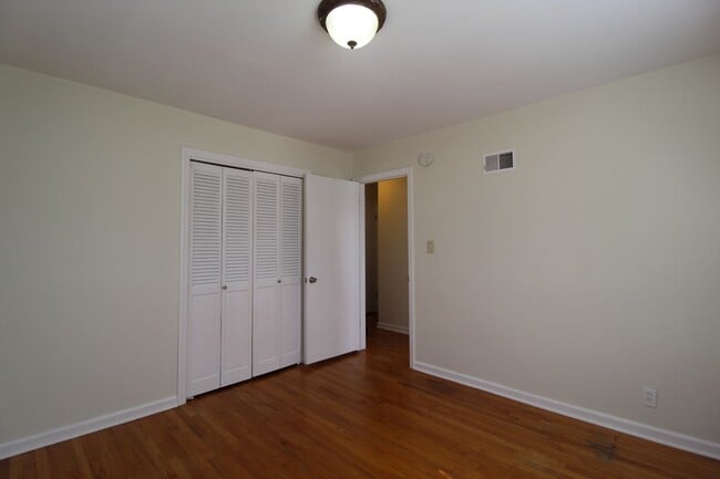 Building Photo - 2 Bedroom 1 Bath Home In Mission Kansas